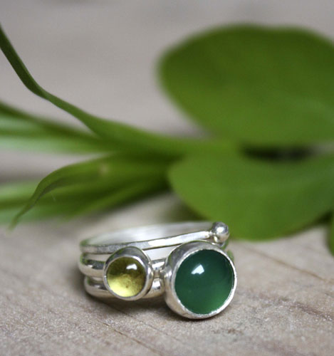 Té verde del Himalaya, anillo apilable en plata, ágata verde y peridoto
