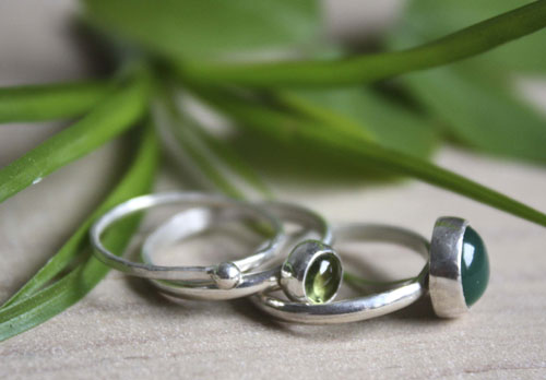 Té verde del Himalaya, anillo apilable en plata, ágata verde y peridoto