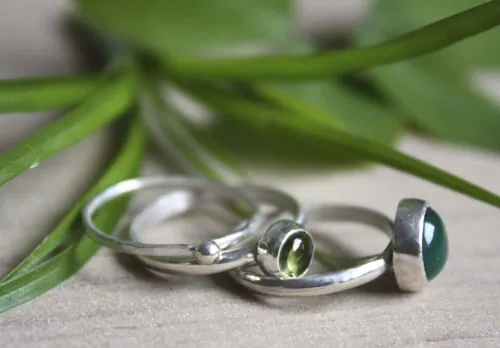 Té verde del Himalaya, anillo apilable en plata, ágata verde y peridoto