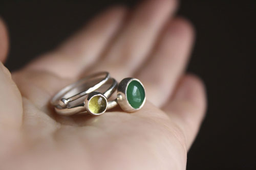 Té verde del Himalaya, anillo apilable en plata, ágata verde y peridoto
