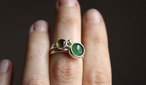 Té verde del Himalaya, anillo apilable en plata, ágata verde y peridoto