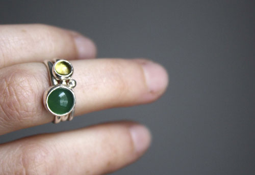 Té verde del Himalaya, anillo apilable en plata, ágata verde y peridoto