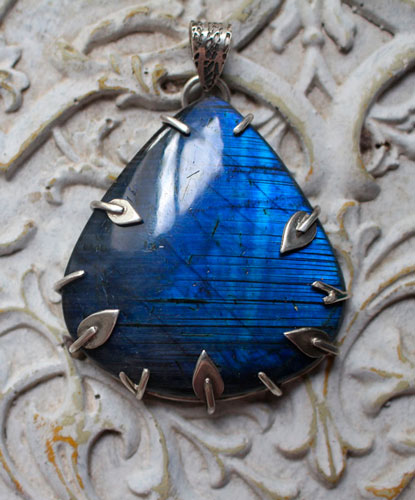 The blue forest, elven pendant in silver and labradorite
