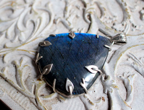 The blue forest, elven pendant in silver and labradorite