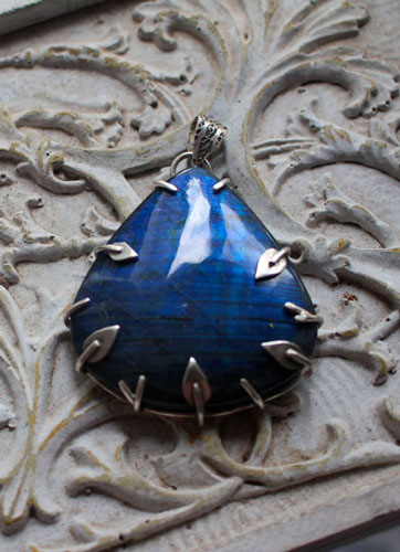 The blue forest, elven pendant in silver and labradorite