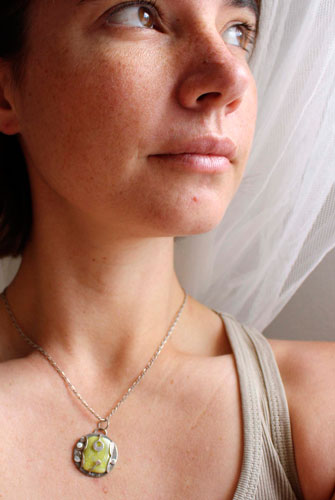 The cicadas song, summer pendant in silver and lemon jade