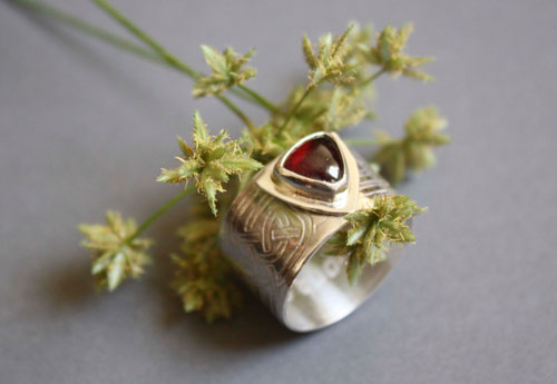 The druid’s ring, Celtic ring in silver, brass and garnet