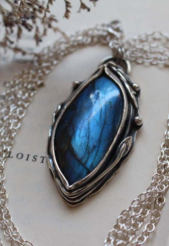 The eye of the forest, nature’s magic necklace in silver and labradorite