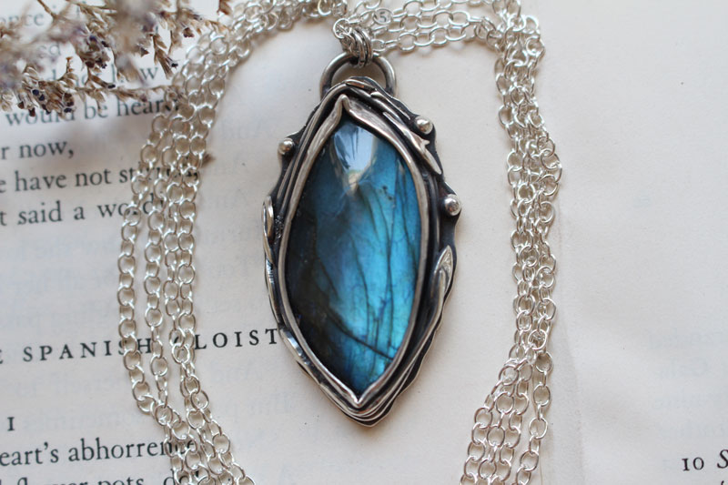 The eye of the forest, nature’s magic necklace in silver and labradorite