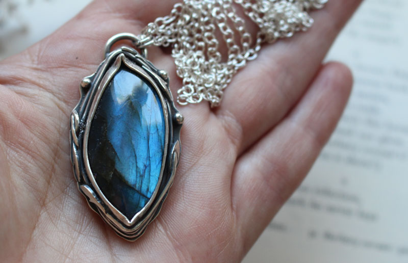 The eye of the forest, nature’s magic necklace in silver and labradorite