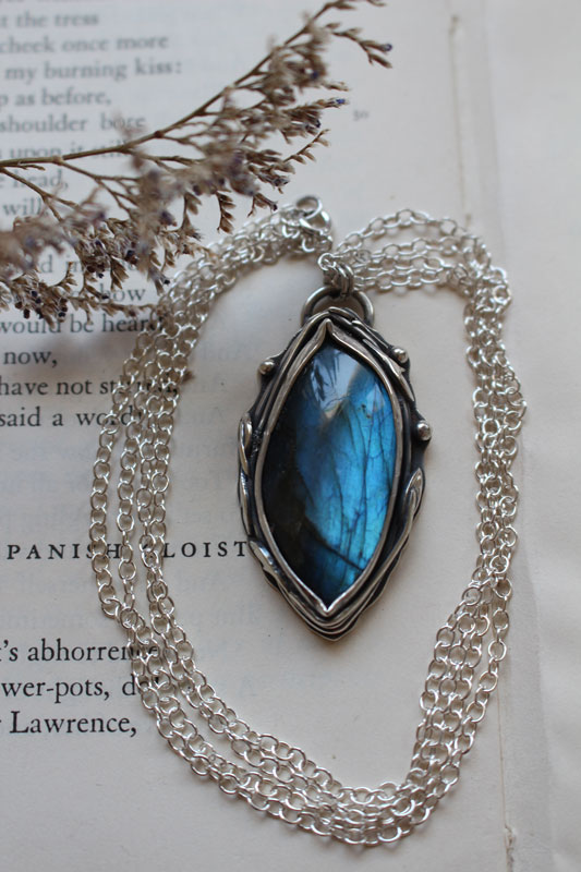 The eye of the forest, nature’s magic necklace in silver and labradorite