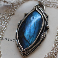 The eye of the forest, nature’s magic necklace in silver and labradorite