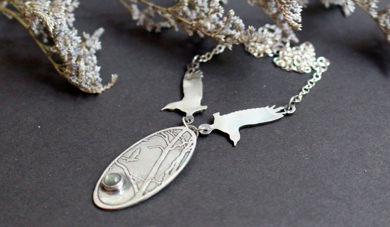 The kingdom of birds, crows necklace in silver and labradorite