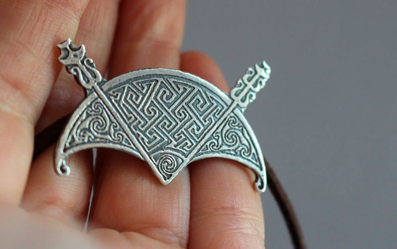 The moon crescent of Cadboll, pictish necklace in silver