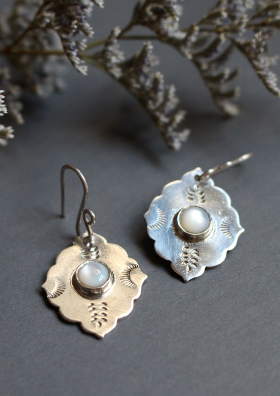 The morning star, oriental earrings in silver and nacre
