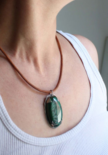 The raven kingdom, Nordic bird necklace in silver and malachite