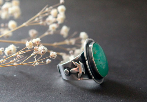 The soul of nature, delicate flower ring in silver and chrysoprase