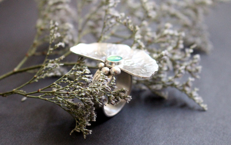 The sound of water, waterlily leaf ring in silver and chrysoprase