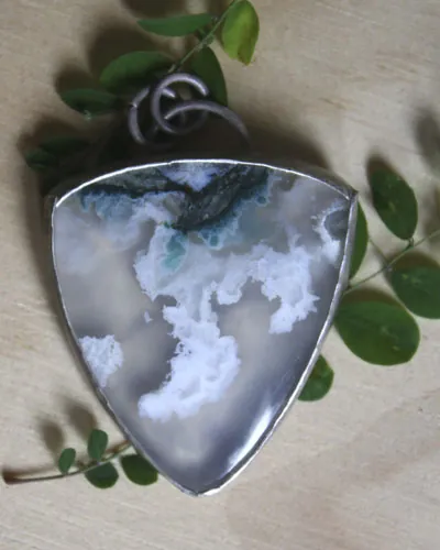 Tierra de hielo, dije paisaje de banquisa en plata y ágata musgosa