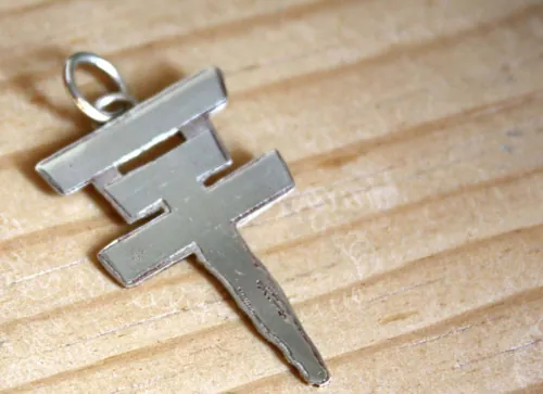 Tokio Hotel, dije logo de la cruz del grupo pop rock en plata