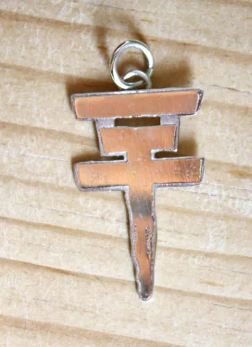 Tokio Hotel, dije logo de la cruz del grupo pop rock en plata