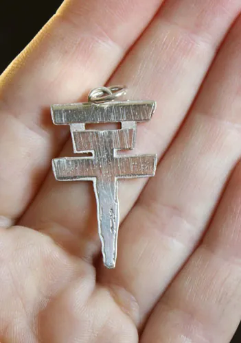 Tokio Hotel, dije logo de la cruz del grupo pop rock en plata
