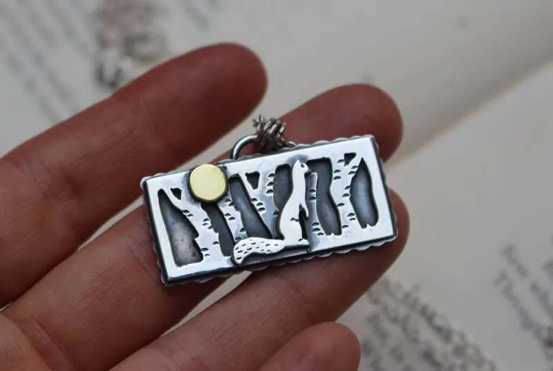 Tómate el tiempo de escuchar, collar armiño del bosque en plata y latón