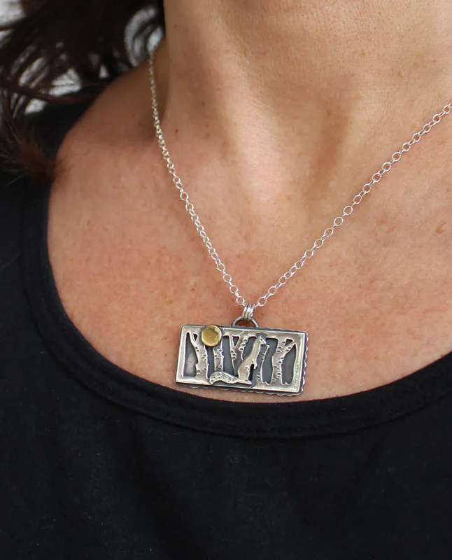 Tómate el tiempo de escuchar, collar armiño del bosque en plata y latón