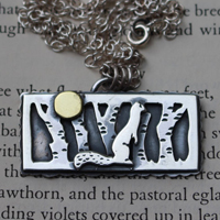 Tómate el tiempo de escuchar, collar armiño del bosque en plata y latón