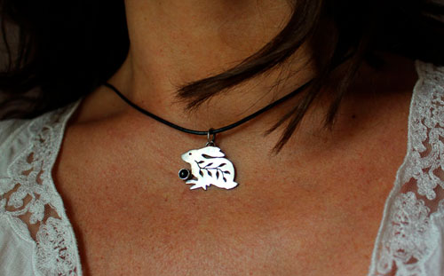 Tótem conejo, dije guía amerindio en plata y ónix