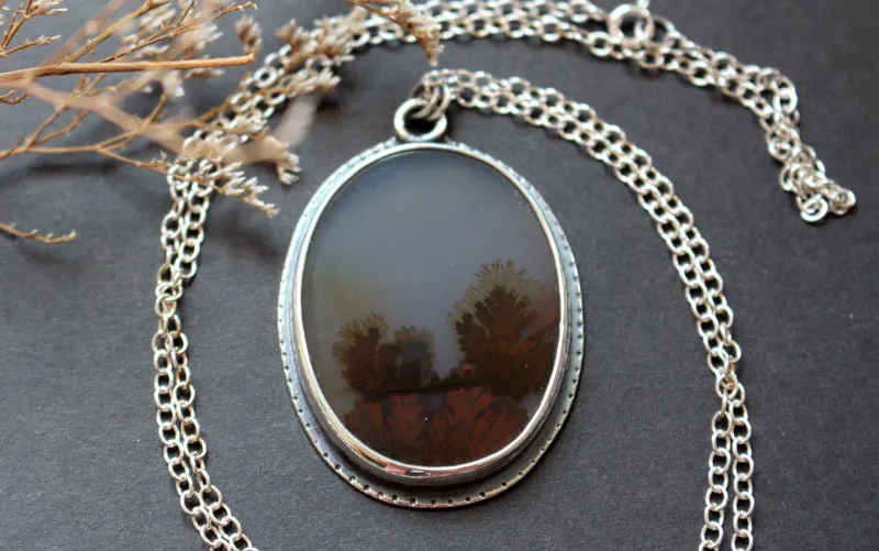 Tranquilidad, collar paisaje de invierno en plata y ágata dendrítica