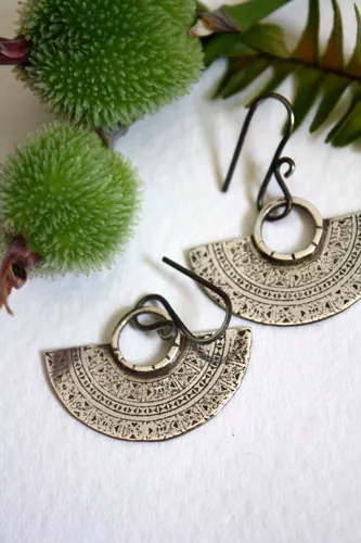 Tribal, aretes media luna azteca en plata