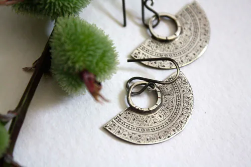 Tribal, aretes media luna azteca en plata