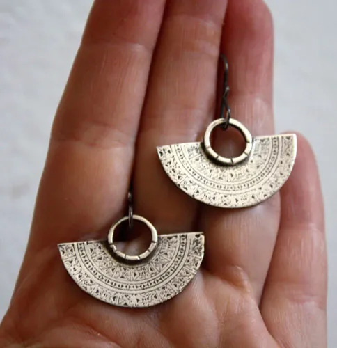 Tribal, aretes media luna azteca en plata
