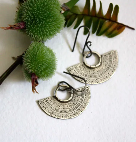 Tribal, aretes media luna azteca en plata