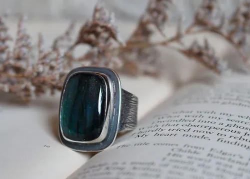 Tu corazón está grabado en mi corteza, anillo fidelidad en plata y labradorita