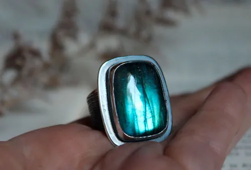 Tu corazón está grabado en mi corteza, anillo fidelidad en plata y labradorita