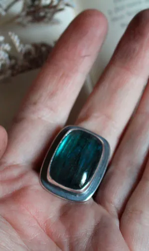 Tu corazón está grabado en mi corteza, anillo fidelidad en plata y labradorita