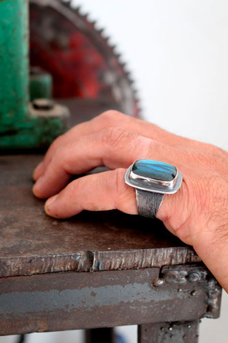 Tu corazón está grabado en mi corteza, anillo fidelidad en plata y labradorita