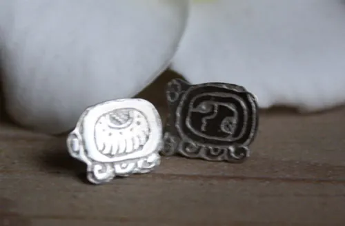 Tzolkin Tzolkin, aretes tipo broquel del calendario maya en plata