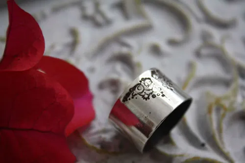 Ucronía, anillo steampunk retrofuturista en plata