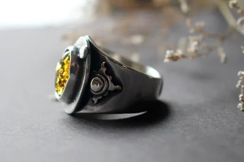 Un halo en la oscuridad, anillo sol en plata y ámbar