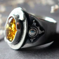 Un halo en la oscuridad, anillo sol en plata y ámbar