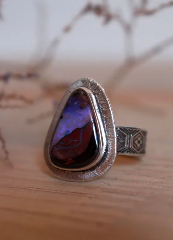 Un mundo en equilibrio, anillo volcán en plata y ópalo boulder