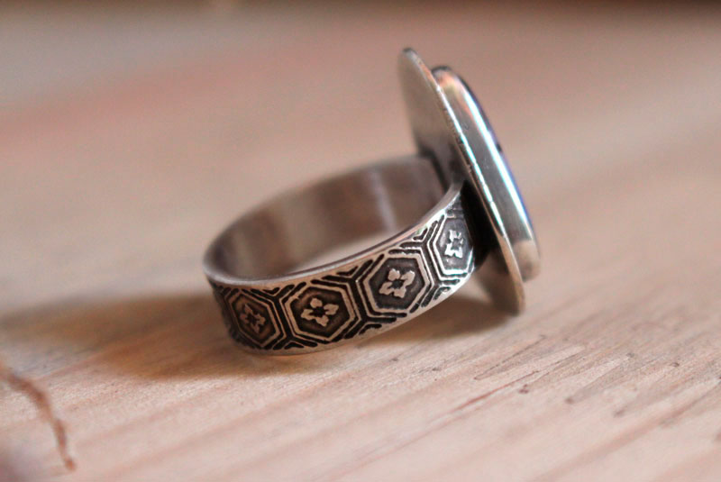 Un mundo en equilibrio, anillo volcán en plata y ópalo boulder