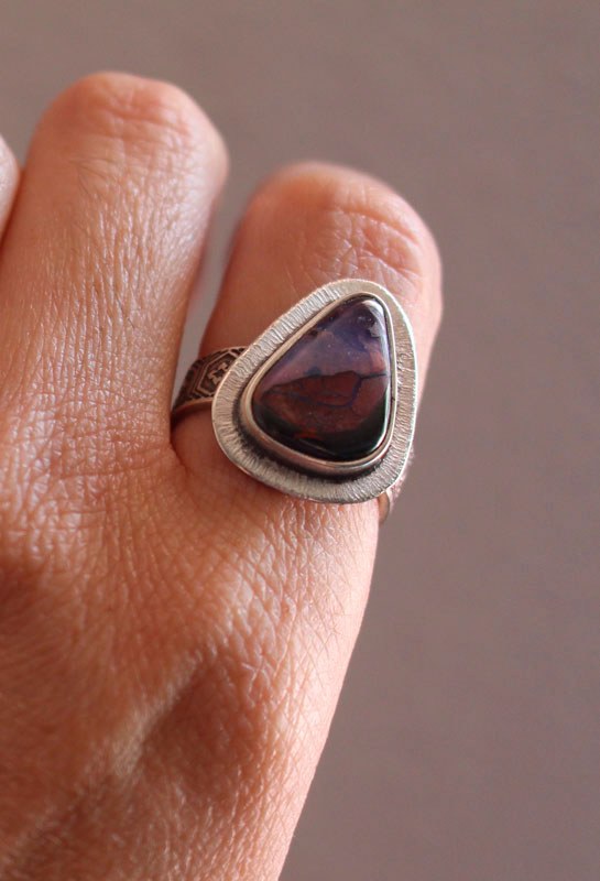 Un mundo en equilibrio, anillo volcán en plata y ópalo boulder