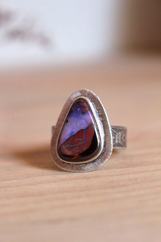Un mundo en equilibrio, anillo volcán en plata y ópalo boulder