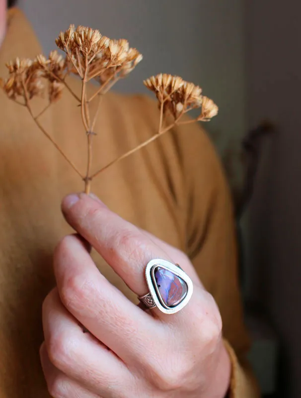 Un mundo en equilibrio, anillo volcán en plata y ópalo boulder