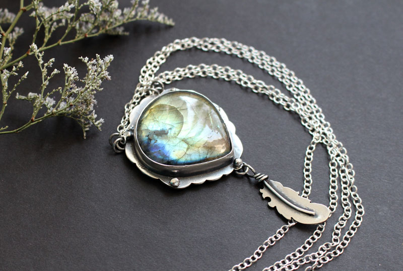 Un pájaro dejó una pluma en mi ventana, collar élfico en plata y labradorita