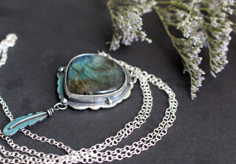 Un pájaro dejó una pluma en mi ventana, collar élfico en plata y labradorita